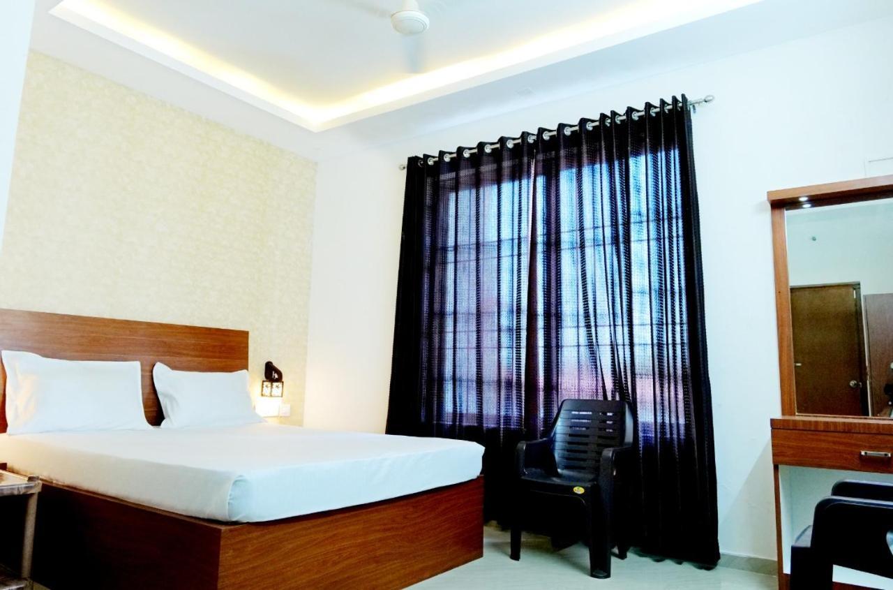 Dwarka Lodging & Boarding Mulki Exterior foto
